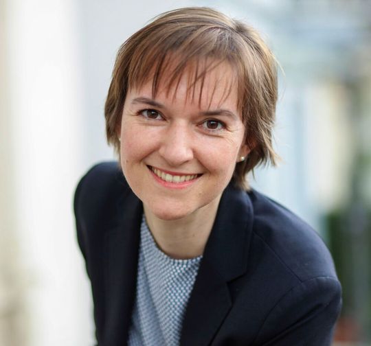 Dr. Isabell Schmidt, Geschäftsführerin bei der IK Industrievereinigung Kunststoffverpackungen e.V., nimmt Stellung: „Mit der Ökobilanz der Saft- und Milchflaschen setzt sich die PET-Industrie kritisch auseinander. Denn um die Haltbarkeit dieser Produkte zu gewährleisten, braucht es teilweise zusätzliche Barriereschichten bei der Flaschenherstellung, die aber das Recycling erschweren. Dr. Isabell Schmidt, Geschäftsführerin bei der IK Industrievereinigung Kunststoffverpackungen e.V., nimmt Stellung: „Mit der Ökobilanz der Saft- und Milchflaschen setzt sich die PET-Industrie kritisch auseinander. Denn um die Haltbarkeit dieser Produkte zu gewährleisten, braucht es teilweise zusätzliche Barriereschichten bei der Flaschenherstellung, die aber das Recycling erschweren.