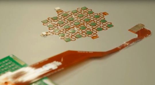 Ein Rekord für eine elektronische Haut: An der National University of Singapore wurde ein Sensorsystem entwickelt, das schneller als der menschliche Tastsinn reagiert. Ein Rekord für eine elektronische Haut: An der National University of Singapore wurde ein Sensorsystem entwickelt, das schneller als der menschliche Tastsinn reagiert.