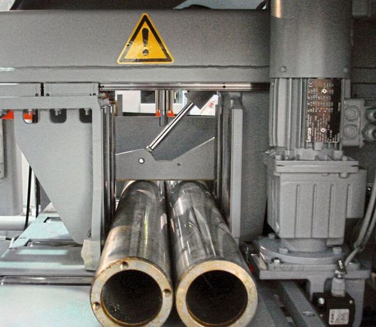 Blick in den Arbeitsraum eines Mebapro 260 AP, ein NC-Geradschnittautomat des EMO-Ausstellers Meba. Er soll den Einstieg in die automatisierten Sägewelt erleichtern. Doch das ist noch längst nicht alles, was Meba in Halle 15 am Stand F14 und in Halle 9 am Stand F32 in Hannover zeigen wird. Blick in den Arbeitsraum eines Mebapro 260 AP, ein NC-Geradschnittautomat des EMO-Ausstellers Meba. Er soll den Einstieg in die automatisierten Sägewelt erleichtern. Doch das ist noch längst nicht alles, was Meba in Halle 15 am Stand F14 und in Halle 9 am Stand F32 in Hannover zeigen wird.