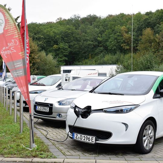 Verunfallt ein werkstatteigenes Fahrzeug, ist der Betrieb nicht verpflichtet es selbst zu reparieren. Verunfallt ein werkstatteigenes Fahrzeug, ist der Betrieb nicht verpflichtet es selbst zu reparieren.
