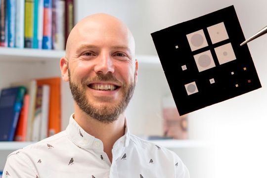 Prof. Silvan Schmid von der TU Wien will mit Nano-Sensoren Infrarotstrahlung messen. Erste Test zeigen, das Konzept funktioniert. Prof. Silvan Schmid von der TU Wien will mit Nano-Sensoren Infrarotstrahlung messen. Erste Test zeigen, das Konzept funktioniert.