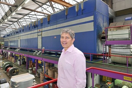Markus Reber, le directeur de Metal Paint SA devant le four de cuisson de Metal Paint. Les rejets de chaleur de la postcombustion chauffent aujourd’hui l’air d’alimentation du four de cuisson à 240 °C. Markus Reber, le directeur de Metal Paint SA devant le four de cuisson de Metal Paint. Les rejets de chaleur de la postcombustion chauffent aujourd’hui l’air d’alimentation du four de cuisson à 240 °C.