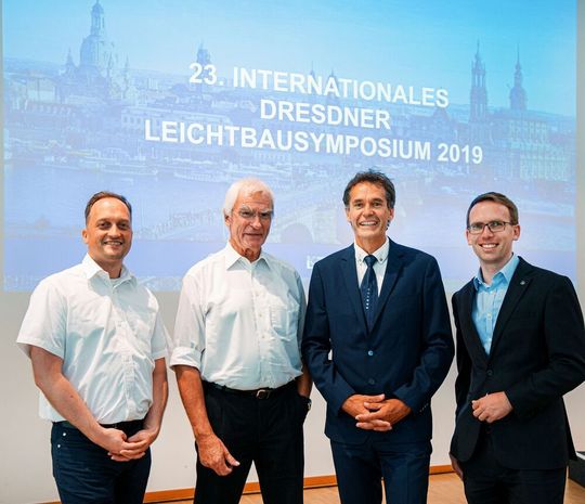 Das neue Netzwerk „ThiM“ soll schlummernde Potenziale für Leichtbauanwendungen mit Partikelschäumen heben. Von links: Sebastian Schmidhuber (Krauss-Maffei), Dr. Erwin Bürkle, „ThiM“-Koordinator, der „ThiM“-Gründer Mathias Lindemann und Dr. Michael Krahl (ILK-TU Dresden). Das neue Netzwerk „ThiM“ soll schlummernde Potenziale für Leichtbauanwendungen mit Partikelschäumen heben. Von links: Sebastian Schmidhuber (Krauss-Maffei), Dr. Erwin Bürkle, „ThiM“-Koordinator, der „ThiM“-Gründer Mathias Lindemann und Dr. Michael Krahl (ILK-TU Dresden).