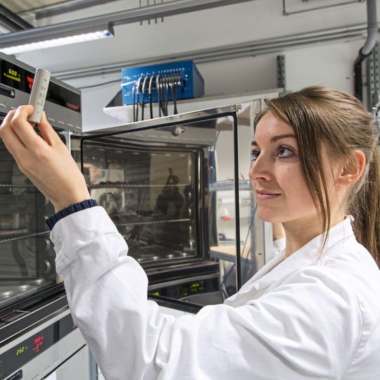 Eine neue Klasse von Festelektrolyten für die Feststoffbatterie von morgen: kristallin, aber in der Ionenbeweglichkeit ähnlich wie Flüssigelektrolyte. Eine neue Klasse von Festelektrolyten für die Feststoffbatterie von morgen: kristallin, aber in der Ionenbeweglichkeit ähnlich wie Flüssigelektrolyte.