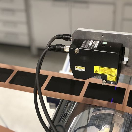Präzise Kanten bei neuer Rekordgeschwindigkeit: Neues Verfahren erhöht Produktionskapazität von Batterieelektroden deutlich. Präzise Kanten bei neuer Rekordgeschwindigkeit: Neues Verfahren erhöht Produktionskapazität von Batterieelektroden deutlich.