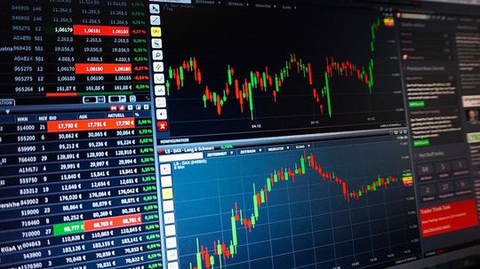 Infineon stellt sich gegen den Trend: Während die meisten Unternehmen auf dem globalen Halbleitermarkt Verluste hinnehmen mussten gelang es dem deutschen Halbleiterhersteller, entgegen der allgemeinen Marktentwicklung an Umsatz zuzulegen. Andernorts sieht es düsterer aus, teilweise mussten Unternehmen einen Umsatzrückgang von über 50% einstecken. Auch Osram steht nach den letzten Quartalsberichten stark angeschlagen da. Infineon stellt sich gegen den Trend: Während die meisten Unternehmen auf dem globalen Halbleitermarkt Verluste hinnehmen mussten gelang es dem deutschen Halbleiterhersteller, entgegen der allgemeinen Marktentwicklung an Umsatz zuzulegen. Andernorts sieht es düsterer aus, teilweise mussten Unternehmen einen Umsatzrückgang von über 50% einstecken. Auch Osram steht nach den letzten Quartalsberichten stark angeschlagen da.