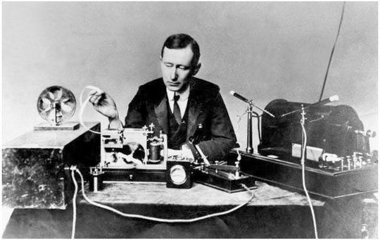Die Anfänge der Funktechnik: Marconi bei einer Demonstration seiner Funktechnik. Die Anfänge der Funktechnik: Marconi bei einer Demonstration seiner Funktechnik.