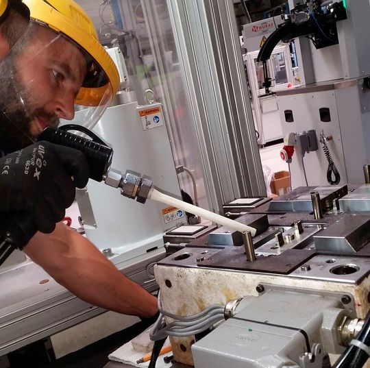 Cold Jet bringt zum K-2019-Auftritt die Trockeneis-Strahlanlage PCS 60 mit, die nach Aussage des Herstellers die aktuell leistungsstärkste ihrer Art ist, mit der Formen und Werkzeuge schonend aber effektiv gereinigt werden können. Halle 10 am Stand D48. Cold Jet bringt zum K-2019-Auftritt die Trockeneis-Strahlanlage PCS 60 mit, die nach Aussage des Herstellers die aktuell leistungsstärkste ihrer Art ist, mit der Formen und Werkzeuge schonend aber effektiv gereinigt werden können. Halle 10 am Stand D48.
