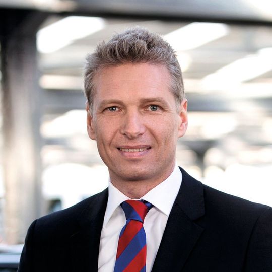 Andreas Bank (47) ist als Teil der Geschäftsleitung neuer Vertriebschef beim B2B-Fahrzeugmarktplatz BCA. Andreas Bank (47) ist als Teil der Geschäftsleitung neuer Vertriebschef beim B2B-Fahrzeugmarktplatz BCA.