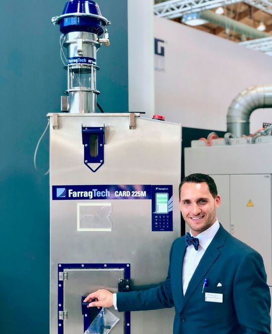 Der Sohn des Unternehmensgründer und Geschäftsführer der Farragtech GmbH, Aaron Farrag, freut sich auf erste Gespräche und weitere Anfragen während der K 2019.