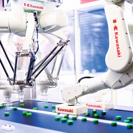 Kawasaki Robotics, dmp Sondermaschinenbau und Rea Label demonstrieren auf der Fachpack anhand einer vernetzten Anlage eine intelligente Verpackungsautomatisierung. Kawasaki Robotics, dmp Sondermaschinenbau und Rea Label demonstrieren auf der Fachpack anhand einer vernetzten Anlage eine intelligente Verpackungsautomatisierung.
