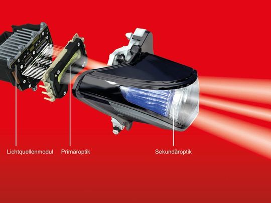 Lichtquelleneinheit und Primäroptik müssen exakt zueinander ausgerichtet sein und definierte Abstände einhalten. Lichtquelleneinheit und Primäroptik müssen exakt zueinander ausgerichtet sein und definierte Abstände einhalten.