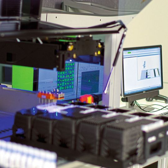 Abb. 1: Das Testsystem Maintrac, das prognostische und prädiktive Aussagen für Krebspatienten aus einer Liquid Biopsy zulässt, nutzt die Anwesenheit so genannter EpCAM-Moleküle auf der Oberfläche der zirkulierenden Tumorzellen und weist sie mittels fluoreszenzmarkierter Antikörper und halbautomatischer Bildanalyse nach. Abb. 1: Das Testsystem Maintrac, das prognostische und prädiktive Aussagen für Krebspatienten aus einer Liquid Biopsy zulässt, nutzt die Anwesenheit so genannter EpCAM-Moleküle auf der Oberfläche der zirkulierenden Tumorzellen und weist sie mittels fluoreszenzmarkierter Antikörper und halbautomatischer Bildanalyse nach.