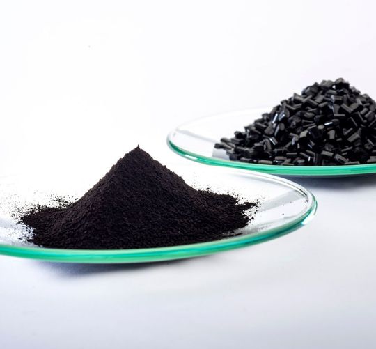 Schwarzmalerei mit Kühleffekt für Kunststoffteile: Lanxess bietet mit dem Schwarzpigment Bayferrox 303 T ein Pülverchen an, dass damit eingefärbe Kunststoffteile bis zu 8 °C kühler hält als normale Pigmente es könnten. Rund 20 % mehr vom im nahen Infrarotbereich einfallenden Sonnenlicht soll das Schwarzpigment reflektieren. Schwarzmalerei mit Kühleffekt für Kunststoffteile: Lanxess bietet mit dem Schwarzpigment Bayferrox 303 T ein Pülverchen an, dass damit eingefärbe Kunststoffteile bis zu 8 °C kühler hält als normale Pigmente es könnten. Rund 20 % mehr vom im nahen Infrarotbereich einfallenden Sonnenlicht soll das Schwarzpigment reflektieren.