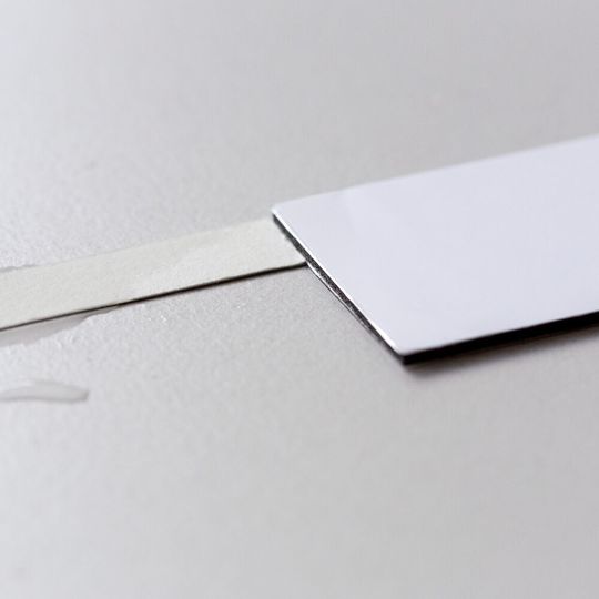 DistaFerr WetDetect: das Label kombiniert eine UHF-RFID-on-Metal-Technologie mit einem Nässefühler. DistaFerr WetDetect: das Label kombiniert eine UHF-RFID-on-Metal-Technologie mit einem Nässefühler.