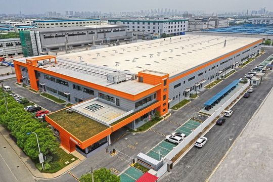 Neue Produktionsstätte in China: Im typischen Weidmüller-Orange bietet die Fertigungsstätte auf 14.000 Quadratmetern mehr Platz für die Produktion im chinesischen Suzhou. Neue Produktionsstätte in China: Im typischen Weidmüller-Orange bietet die Fertigungsstätte auf 14.000 Quadratmetern mehr Platz für die Produktion im chinesischen Suzhou.