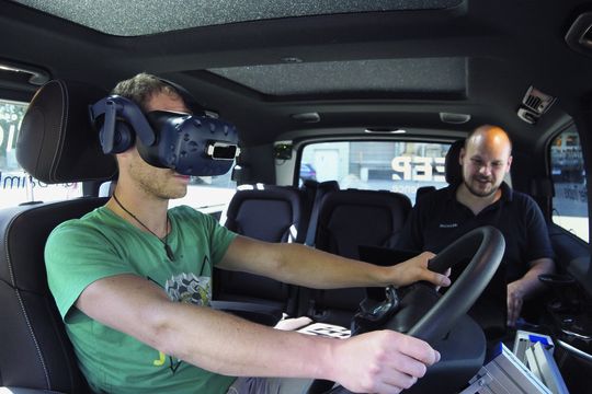 Im mobilen Testlabor: Die Lkw-Fahrer tragen während des Tests eine spezielle elektronische 3D-Brille, zusätzlich halten sie das dazugehörige Lkw-Multifunktionslenkrad physisch in Händen. Im mobilen Testlabor: Die Lkw-Fahrer tragen während des Tests eine spezielle elektronische 3D-Brille, zusätzlich halten sie das dazugehörige Lkw-Multifunktionslenkrad physisch in Händen.