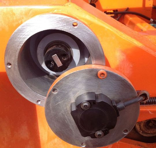 Die magnetischen Winkelsensoren gibt es jetzt auch mit CAN-SAE-J1939-Schnittstelle. Sie liefern Messwerte mit einer Auflösung von bis zu 14 Bit. Die (unabhängige) Linearität liegt bei +/- 0,5 %, die Wiederholgenauigkeit bei 0,36°.