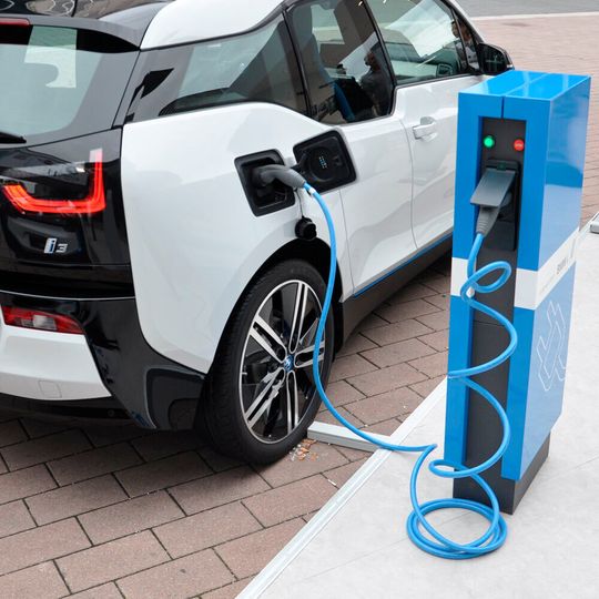 Ladesäulen müssen gewartet und regelmäßig geprüft werden. Der TÜV Süd bietet hierzu nun eine Schulung für Betreiber und Elektrofachkräfte an. Ladesäulen müssen gewartet und regelmäßig geprüft werden. Der TÜV Süd bietet hierzu nun eine Schulung für Betreiber und Elektrofachkräfte an.