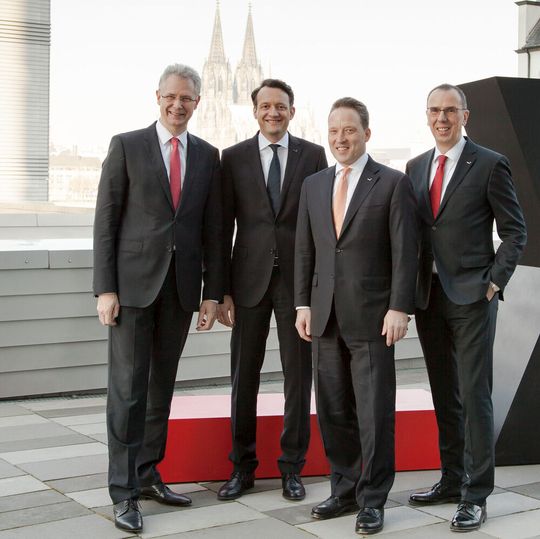 Lanxess hat im zweiten Quartal wieder gute Ergebnisse abgeliefert und seine Prognose für das Gesamtjahr bestätigt, gibt der Vorstand bekannt. Lanxess hat im zweiten Quartal wieder gute Ergebnisse abgeliefert und seine Prognose für das Gesamtjahr bestätigt, gibt der Vorstand bekannt.