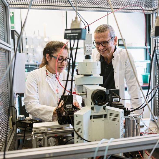 Raziye Karapinar (links) und Stefan Herlitze untersuchen eine neue Methode, um gezielt optogenetische Werkeuge zu synthetisieren. Raziye Karapinar (links) und Stefan Herlitze untersuchen eine neue Methode, um gezielt optogenetische Werkeuge zu synthetisieren.
