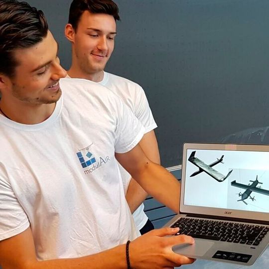 Studierende der Uni Augsburg haben zukunftsfähige Modell-Flugkörper aus Carbon vorgestellt. Studierende der Uni Augsburg haben zukunftsfähige Modell-Flugkörper aus Carbon vorgestellt.