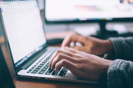 Die Implementierung von Chatbots kann einen Mehrwert auf Kunden- und Unternehmensseite schaffen. Die Implementierung von Chatbots kann einen Mehrwert auf Kunden- und Unternehmensseite schaffen.