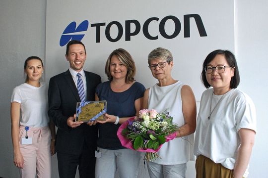 Übergabe der Platine (v.l.n.r.): Erika Leis (Supply Chain Risk Manager, Topcon), Tobias Stache (Vertriebsteamleiter, BMK), Katrin Seyfarth (Supply Chain Manager, Topcon), Elke Kranz (Series Purchaser, Topcon), Xiaomin Wenig (Project Purchaser, Topcon) Übergabe der Platine (v.l.n.r.): Erika Leis (Supply Chain Risk Manager, Topcon), Tobias Stache (Vertriebsteamleiter, BMK), Katrin Seyfarth (Supply Chain Manager, Topcon), Elke Kranz (Series Purchaser, Topcon), Xiaomin Wenig (Project Purchaser, Topcon)