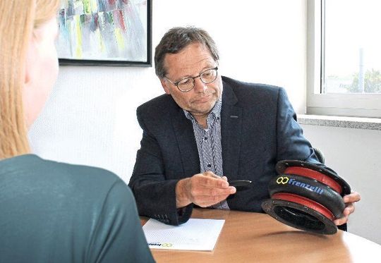 Stefan Puchtler, Leiter des Geschäftsbereichs Kompensatoren bei Frenzelit, erläutert, worauf es beim Einsatz und der Herstellung von Kompensatoren ankommt (im Bild ein Elastomer-Flanschkompensator mit Wölbung).