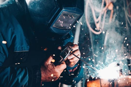 Der Mittelstand steht vor der Herausforderung, junge und motivierte Fachkräfte zu gewinnen. Die eigenen Mitarbeiter können dabei helfen. Der Mittelstand steht vor der Herausforderung, junge und motivierte Fachkräfte zu gewinnen. Die eigenen Mitarbeiter können dabei helfen.
