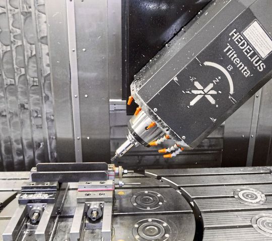 Mit Verfahrwegen von 2600 mm × 750 mm × 695 mm (X/Y/Z) ist die Tiltenta 7-2600 von Hedelius die größte Fräsmaschine bei der Bathon GmbH, wo sie sehr individuell eingesetzt wird. Mit Verfahrwegen von 2600 mm × 750 mm × 695 mm (X/Y/Z) ist die Tiltenta 7-2600 von Hedelius die größte Fräsmaschine bei der Bathon GmbH, wo sie sehr individuell eingesetzt wird.