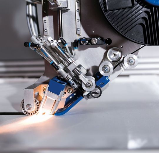 Carbonfaserband-Ablage automatisch: Der Ablegekopf Crosslayer von M&A Dieterle baut ähnlich wie ein 3D-Drucker ein belastungsoptimiertes Preform für die Herstellung eines carbonfaserverstärkten Bauteils auf. Das Highlight des Thinking August, einer Initiative der Landesagentur Leichtbau BW. Zu sehen ist das System auf der Composites Europe in Halle 7 am Stand D12 in Stuttgart. Carbonfaserband-Ablage automatisch: Der Ablegekopf Crosslayer von M&A Dieterle baut ähnlich wie ein 3D-Drucker ein belastungsoptimiertes Preform für die Herstellung eines carbonfaserverstärkten Bauteils auf. Das Highlight des Thinking August, einer Initiative der Landesagentur Leichtbau BW. Zu sehen ist das System auf der Composites Europe in Halle 7 am Stand D12 in Stuttgart.