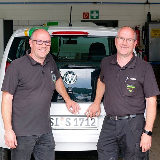 Nein, Sie sehen nicht doppelt. Das sind Peter (links) und Jürgen Schmick, die Inhaber von Auto-Check Schmick in Netphen. Nein, Sie sehen nicht doppelt. Das sind Peter (links) und Jürgen Schmick, die Inhaber von Auto-Check Schmick in Netphen.