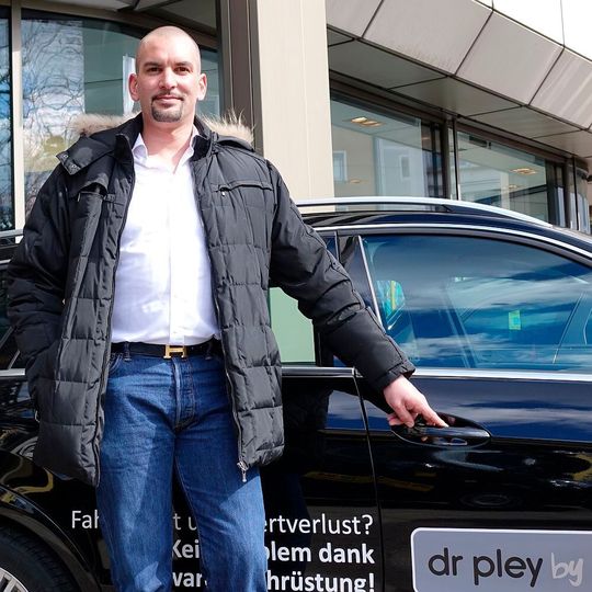 Abgas-Spezialist Dr. Martin Pley mit Mercedes-Modell: Die Nachrüstung kann jetzt starten. Abgas-Spezialist Dr. Martin Pley mit Mercedes-Modell: Die Nachrüstung kann jetzt starten.