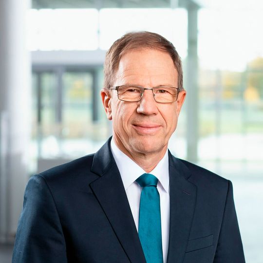 Infineon hat den Vertrag mit Vorstandschef Reinhard Ploss bis Ende 2022 verlängert. Der Vertrag von Ploss wäre zum 30. September kommenden Jahres ausgelaufen. Infineon hat den Vertrag mit Vorstandschef Reinhard Ploss bis Ende 2022 verlängert. Der Vertrag von Ploss wäre zum 30. September kommenden Jahres ausgelaufen.