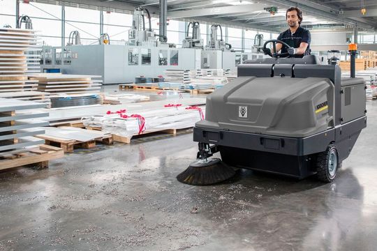 Die Kehrmaschine KM 120/250 R Classic wurde für harte Arbeitseinsätze in Industrie und Logistik entwickelt.