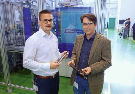 Bild 5: Die Produktionszellen wurde von Projektleiter Fabian Bürkel (links), Leonhard Kurz, und Marcus Otto, dem Vertriebsingenieur für Spritzgießtechnik bei Wittmann Battenfeld aus Nürnberg, konzipiert. Bild 5: Die Produktionszellen wurde von Projektleiter Fabian Bürkel (links), Leonhard Kurz, und Marcus Otto, dem Vertriebsingenieur für Spritzgießtechnik bei Wittmann Battenfeld aus Nürnberg, konzipiert.