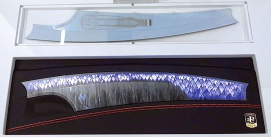 Bild 7: Anwendung der IMD-Technik auf der Sichtseite einer Pkw-Türblende. Zusätzlich ist auf der Formteil-Rückseite ein vorgefertigter Folienteil der Kurz-Gruppenfirma Polyic mit aufgedruckter Sensorstruktur zur Integration der interaktiven Licht-Schalt- und Dimmfunktion integriert. Bild 7: Anwendung der IMD-Technik auf der Sichtseite einer Pkw-Türblende. Zusätzlich ist auf der Formteil-Rückseite ein vorgefertigter Folienteil der Kurz-Gruppenfirma Polyic mit aufgedruckter Sensorstruktur zur Integration der interaktiven Licht-Schalt- und Dimmfunktion integriert.