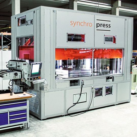 Neben der notwendigen Kippstabilität und den individuellen Steuerungsmöglichkeiten stellt die kompakte Bauweise einen weiteren Vorteil der elektrischen Spindelpresse dar. Neben der notwendigen Kippstabilität und den individuellen Steuerungsmöglichkeiten stellt die kompakte Bauweise einen weiteren Vorteil der elektrischen Spindelpresse dar.