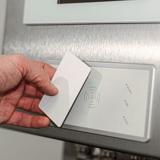 Integrierte RFID-Reader für die schnelle und sichere Zugriffskontrolle auf HMI-Systeme auch im Ex-Bereich Integrierte RFID-Reader für die schnelle und sichere Zugriffskontrolle auf HMI-Systeme auch im Ex-Bereich
