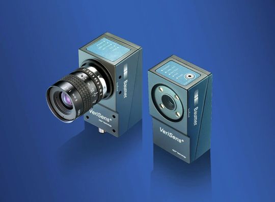 Vision Sensoren sind kompakte Bildverarbeitungssysteme im Sensorformat, die in einem industrietauglichen Gehäuse alles integrieren, um Inspektionsaufgaben zu lösen (links im Bild Verisens im C-Mount Design mit Blitzcontroller, rechts mit integrierter Optik und weißer Beleuchtung).