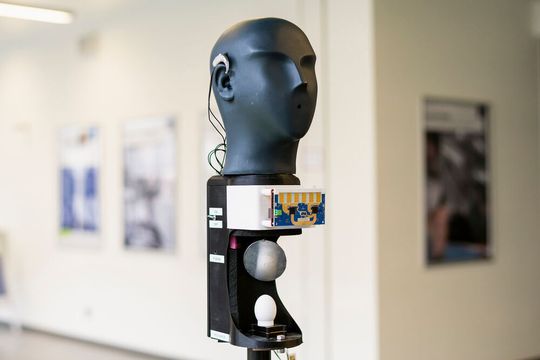 Der Demonstrator zeigt, wie das System funktioniert: Per Radar wird die Umgebung abgetastet. Der Ton wird über ein Hörgerät dem Nutzer präsentiert. Der Demonstrator zeigt, wie das System funktioniert: Per Radar wird die Umgebung abgetastet. Der Ton wird über ein Hörgerät dem Nutzer präsentiert.