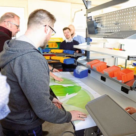 Die Ergonime-Coaches von Krieg erkennen ergonomische Probleme in Betrieben, weisen in angemessener Weise darauf hin und arbeiten je nach Bedarf einfache oder umfangreiche Lösungen für eine dauerhafte Verbesserung aus. Die Ergonime-Coaches von Krieg erkennen ergonomische Probleme in Betrieben, weisen in angemessener Weise darauf hin und arbeiten je nach Bedarf einfache oder umfangreiche Lösungen für eine dauerhafte Verbesserung aus.