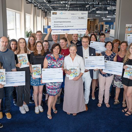 Helfen macht Freude: Die Vogel-Azubis spenden den Gesamterlös des Stadtmagazins „Der Würzburger“ 2019 in Höhe von 15.000 Euro an sechs gemeinnützige Organisationen. Helfen macht Freude: Die Vogel-Azubis spenden den Gesamterlös des Stadtmagazins „Der Würzburger“ 2019 in Höhe von 15.000 Euro an sechs gemeinnützige Organisationen.