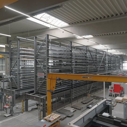 Das Blechlagersystem von Traföo versorgt- und entsorgt bei Haslach vollautomatisch zwei angeschlossene Handlingsysteme, die den permanenten Nachschub für die Laserschneidanlagen sicherstellen. Das Blechlagersystem von Traföo versorgt- und entsorgt bei Haslach vollautomatisch zwei angeschlossene Handlingsysteme, die den permanenten Nachschub für die Laserschneidanlagen sicherstellen.
