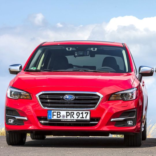 Fehlt da was? Der überarbeitete Subaru Levorg kommt mit glatter Motorhaube, die charakteristische Hutze ist entfallen. Fehlt da was? Der überarbeitete Subaru Levorg kommt mit glatter Motorhaube, die charakteristische Hutze ist entfallen.