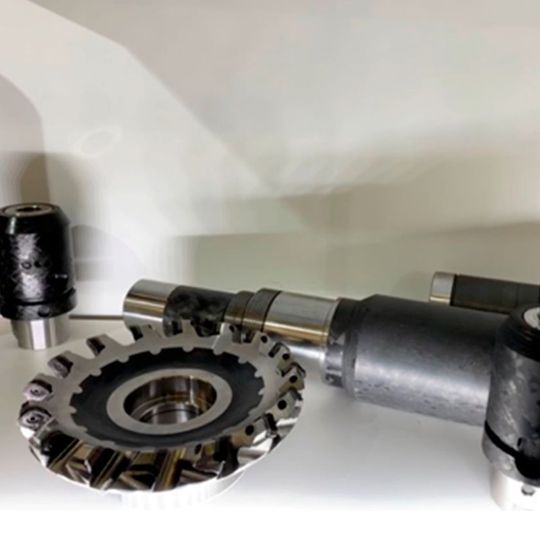 Der EMO-Hannover-Aussteller Compotech aus Tschechien entwickelt und baut seit rund 20 Jahren Antriebskomponenten und Zerspanungswerkzeuge in CFK-Metall-Hybridbauweise. In Halle 6 am Stand B25 erfahren die Besucher, welche Vorteile das für die Metallbearbeitung hat. Der EMO-Hannover-Aussteller Compotech aus Tschechien entwickelt und baut seit rund 20 Jahren Antriebskomponenten und Zerspanungswerkzeuge in CFK-Metall-Hybridbauweise. In Halle 6 am Stand B25 erfahren die Besucher, welche Vorteile das für die Metallbearbeitung hat.