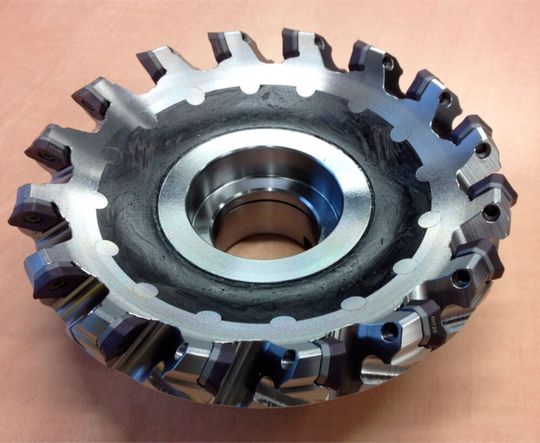 CFK-Metall-Hybridfräser von Compotech. Es kann energieeffizienter beschleunigt werden und spart im Idealfall einen Schlichtfräser, weil man auf Anhieb bessere Oberflächen erreicht, sagt das Unternehmen.