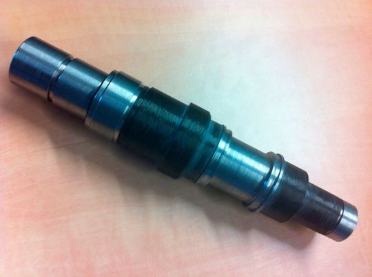 Motorspindel aus Stahl und CFK: Sie wiegt wesentlich weniger als ein Stahlpendant, sie dehnt sich thermisch weniger aus und erreicht die Maximaldrehzahl schneller und leichter, wie Tests bewiesen haben.