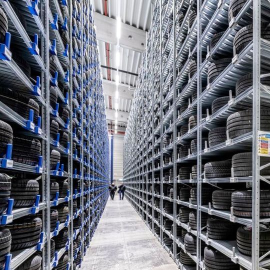 Im Ingolstädter Kundendienst-Center von Audi lagern 20.000 Radsätze in einem „Ergowheel“-Regalsystem. Im Ingolstädter Kundendienst-Center von Audi lagern 20.000 Radsätze in einem „Ergowheel“-Regalsystem.